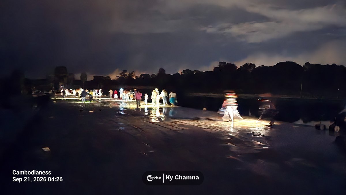 尽管遭遇小雨,游客们依然在暹粒吴哥窟耐心守候,见证了秋分日出