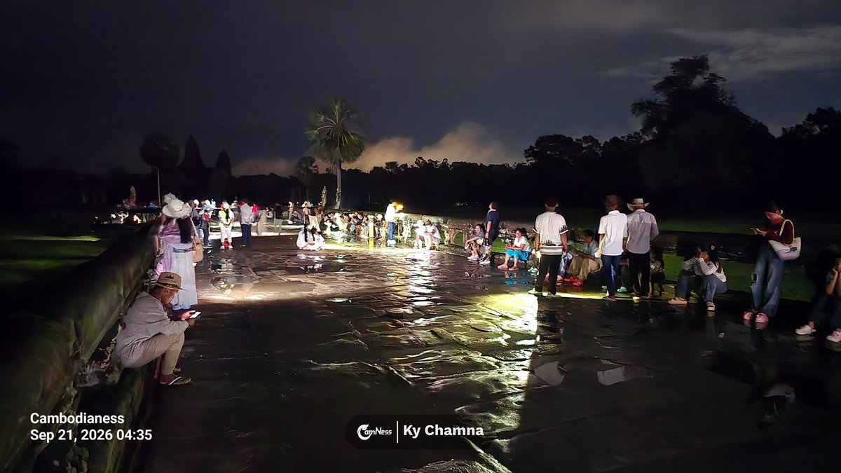 尽管遭遇小雨,游客们依然在暹粒吴哥窟耐心守候,见证了秋分日出