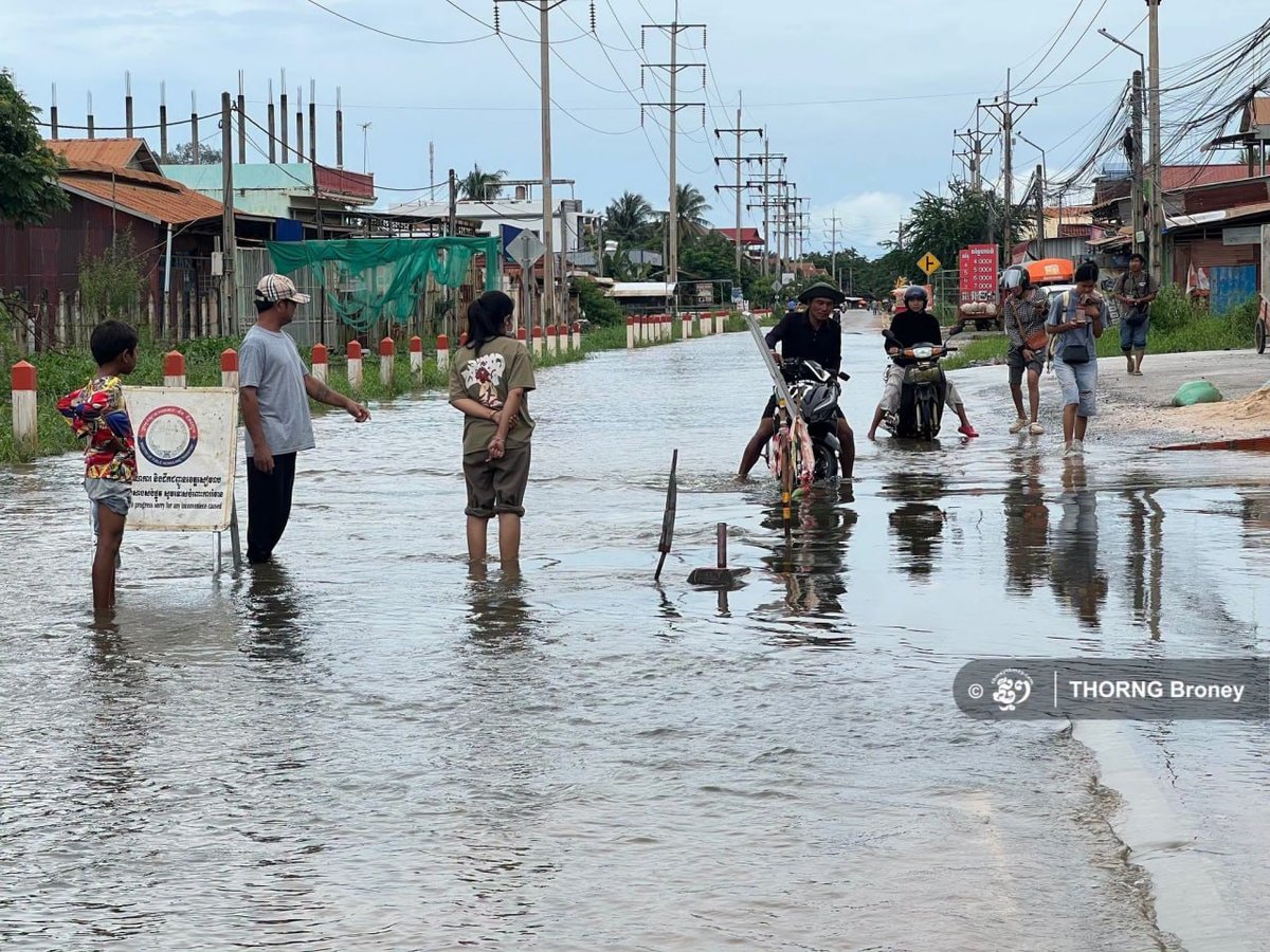 暹粒与马德望遭遇洪灾 道路临时封闭