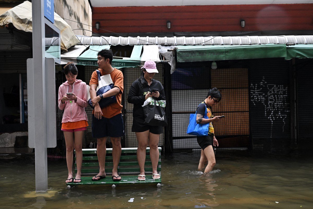 受连日强降雨影响,泰国曼谷发生严重洪涝,大量房屋及道路被淹,