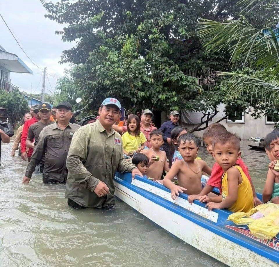 柬埔寨多地遭遇洪灾 4万户家庭受灾农田受损