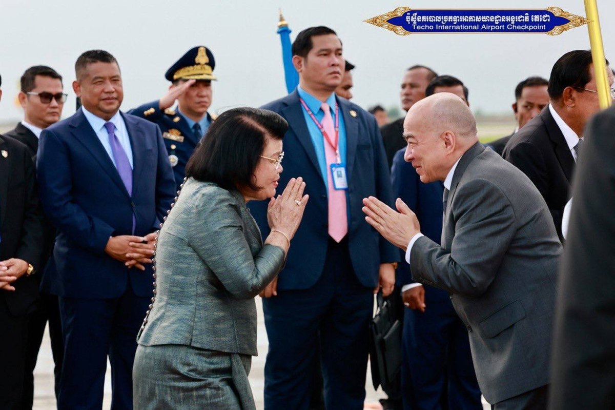 西哈莫尼国王与莫尼列太后结束对中国北京的访问，于9月30日乘