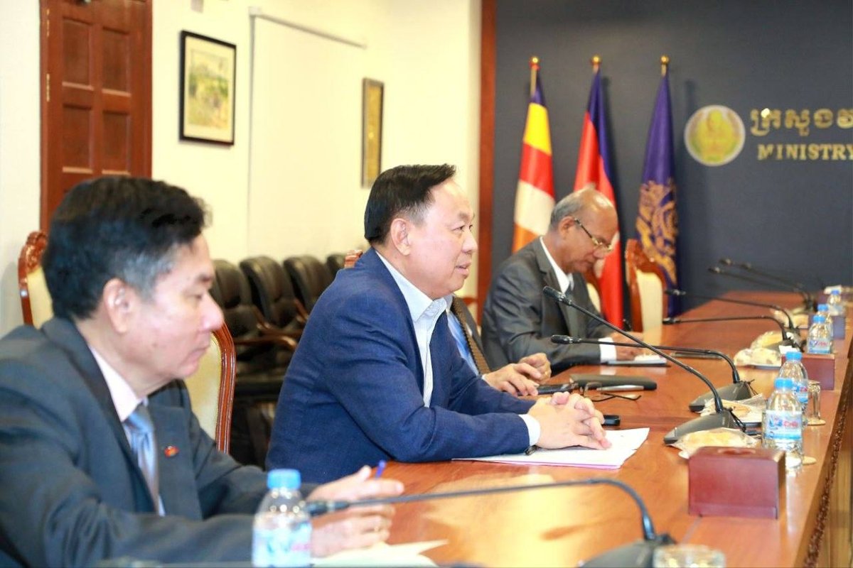 柬埔寨与俄罗斯校友会代表举行交流会