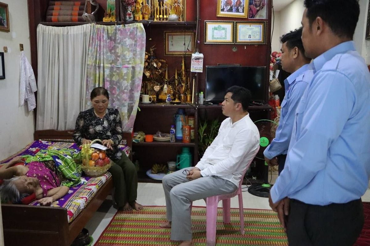 文化部代表慰问资深艺术家Khieu Mom