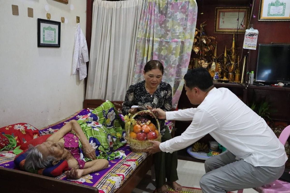 文化部代表慰问资深艺术家Khieu Mom