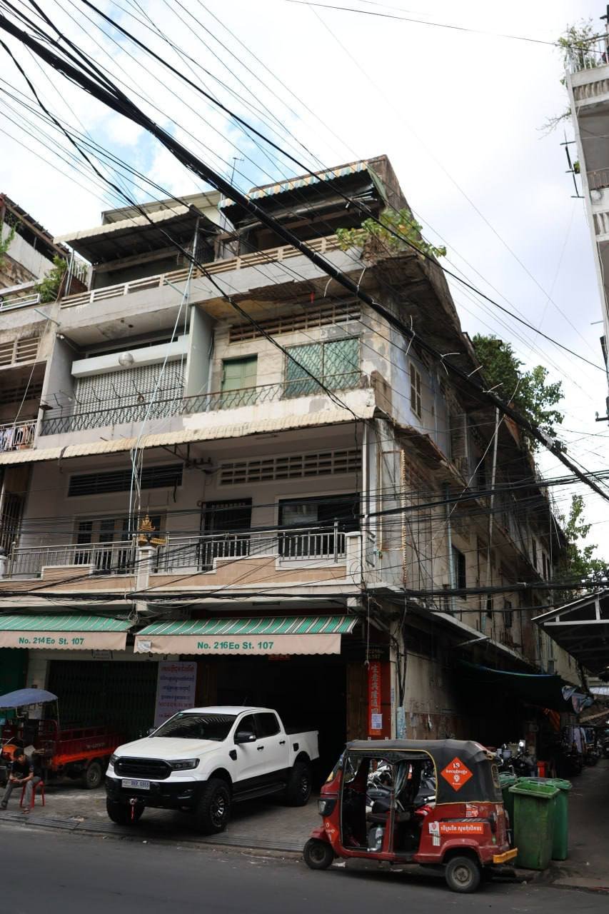 金边7马卡区一栋建筑发生混凝土脱落,国土规划部已介入并疏散1