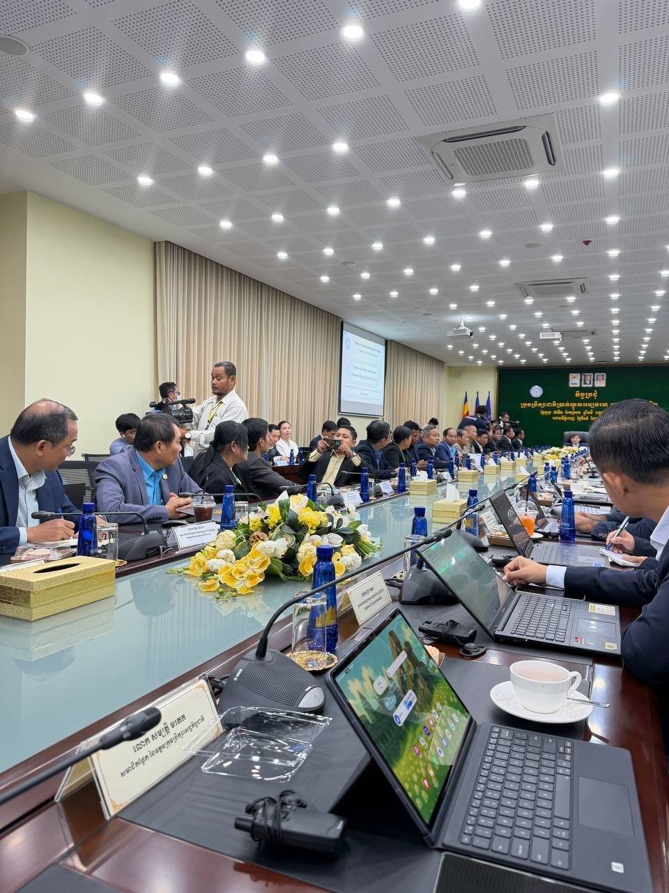 柬埔寨劳工部部长与国土规划建设部代表举行会议,就第四届国家最