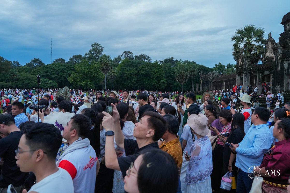 吴哥窟秋分日出奇观吸引千余游客 助力旅游经济