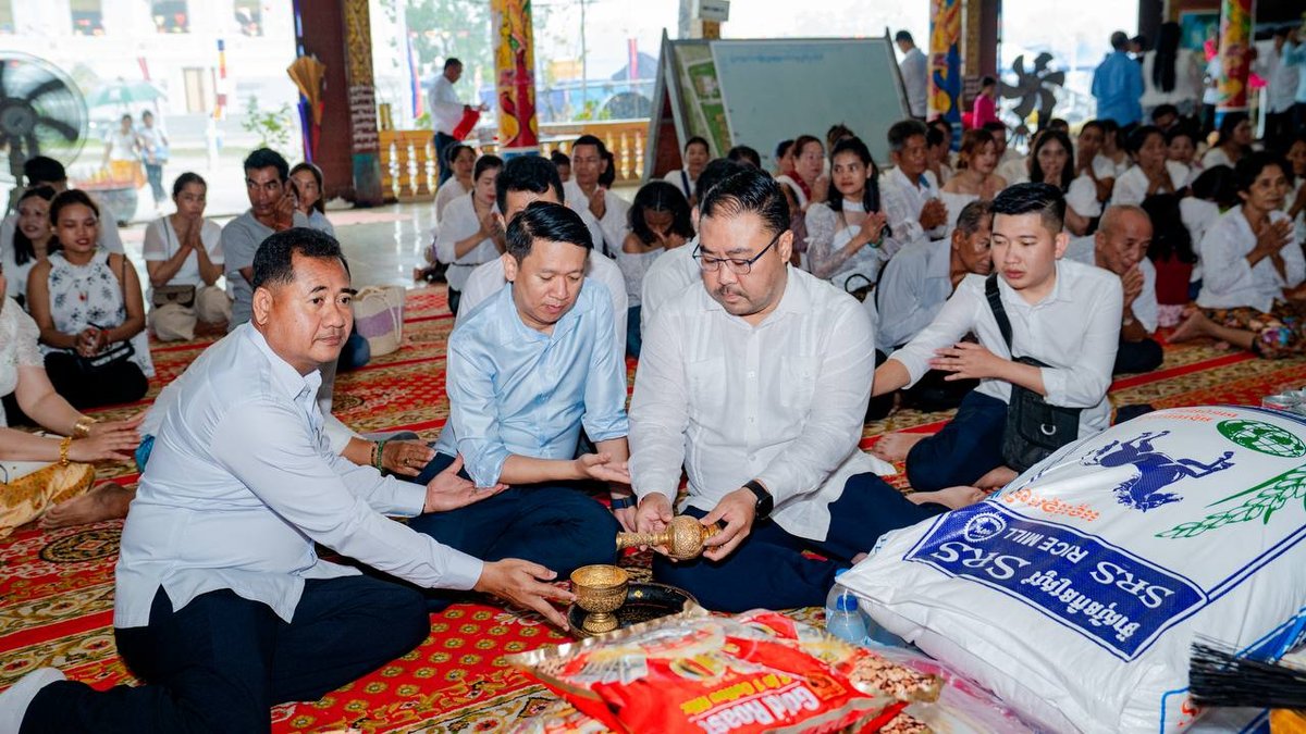 高龙岛政府官员出席波尊节仪式 捐赠物资支持寺庙建设