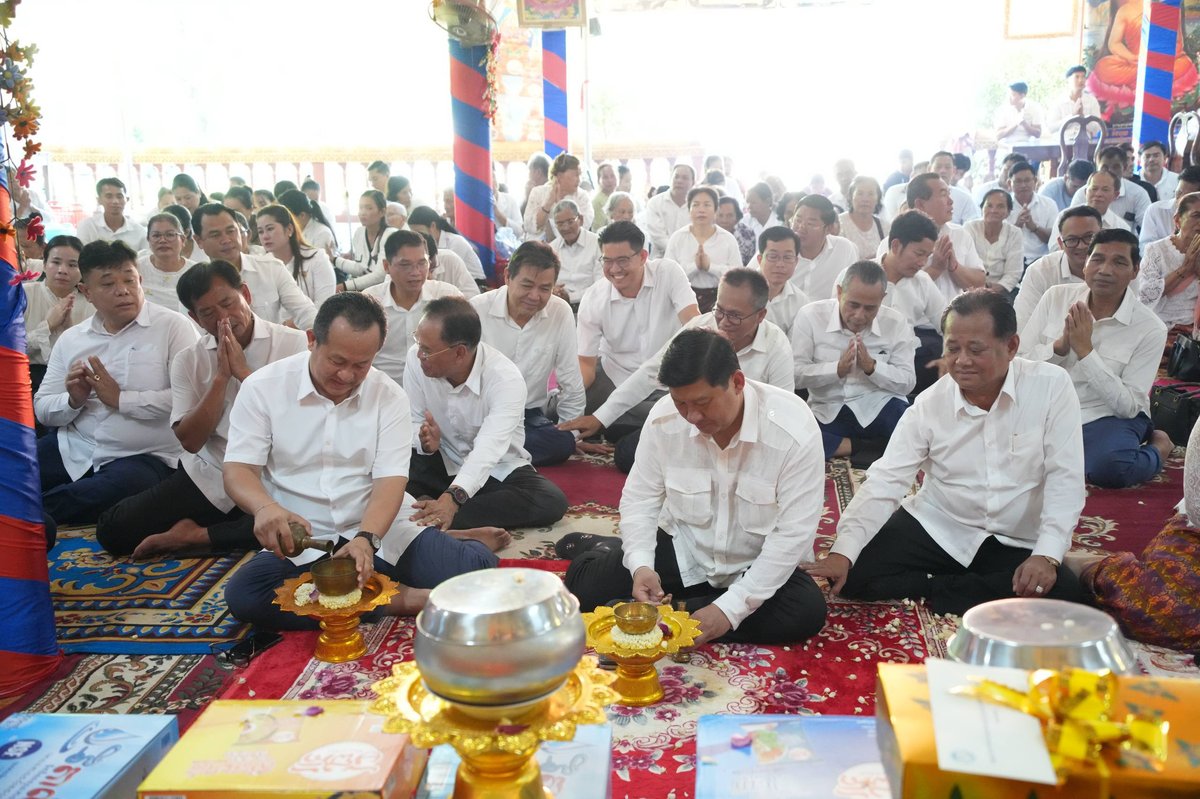 政府工作组在白马省举行亡人节祭祀活动