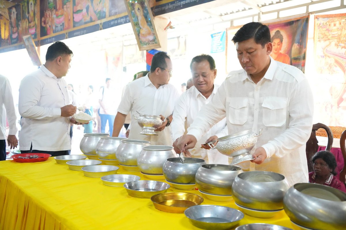 政府工作组在白马省举行亡人节祭祀活动