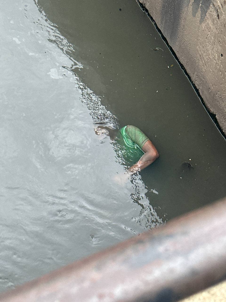 金边BKK区排水沟发现男尸 警方介入调查