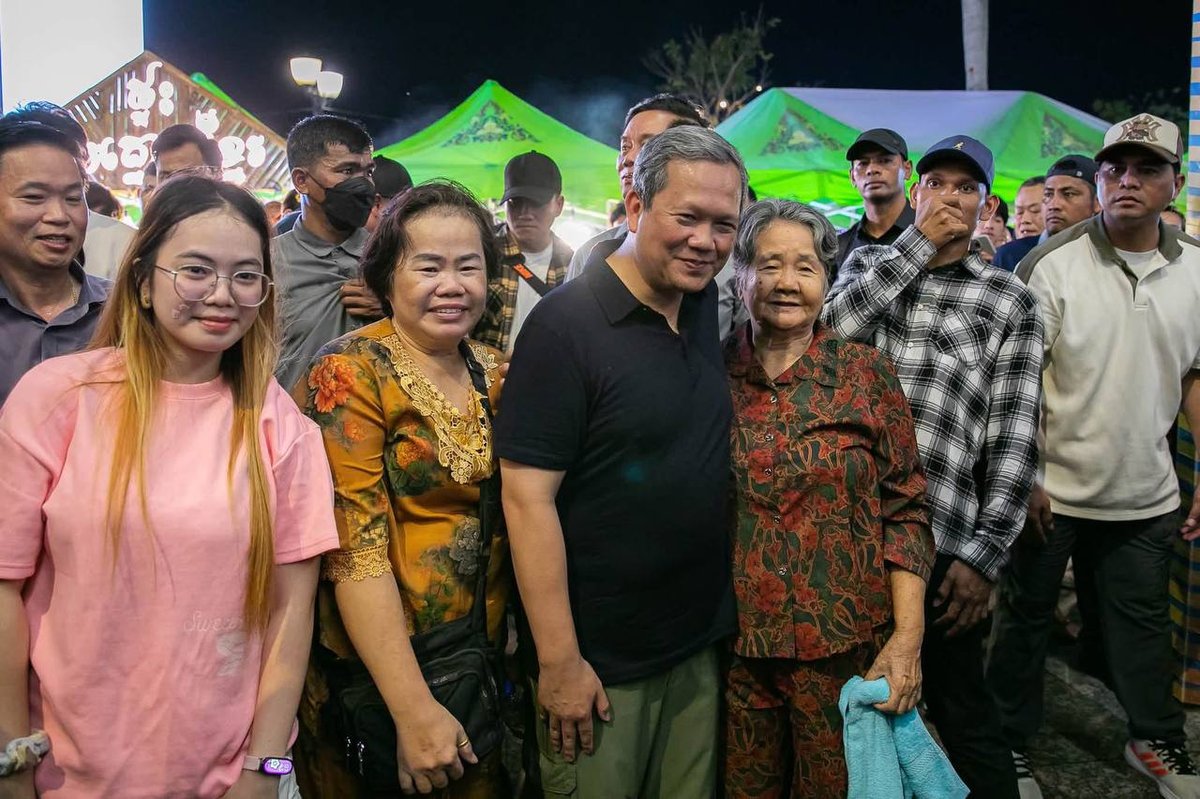 洪玛奈总理携家人现身四臂湾步行街 与民众亲切互动