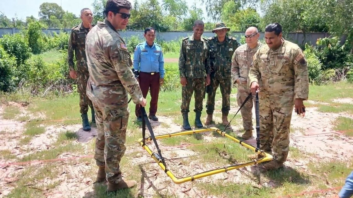 柬埔寨地雷行动中心为美国空军提供排雷培训