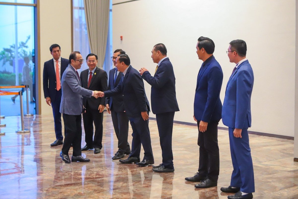 柬埔寨常务副总理翁赛维索近日启程前往法国进行工作访问,旨在深