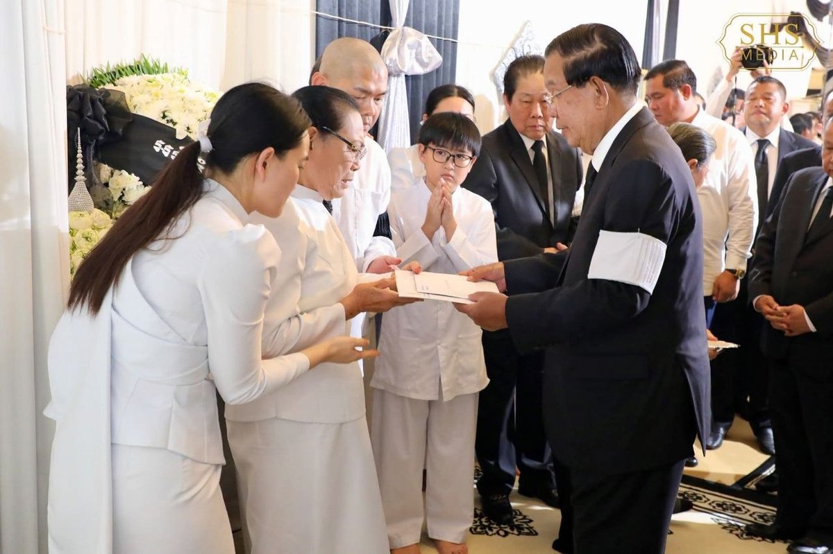 劳工部部长亨索率领代表团前往吊唁前农业部长陈沙伦,对其逝世表