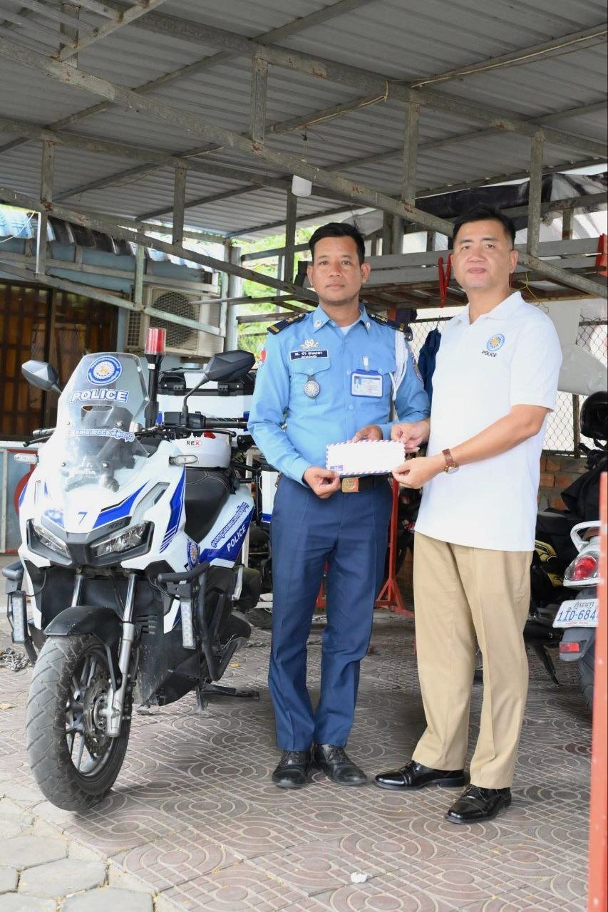 金边交警助产获奖励 洪金杰颁发100万瑞尔慰问金