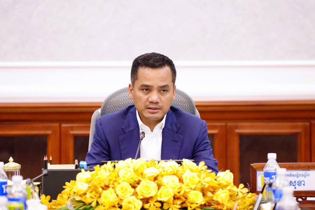 内政部长苏速卡公开表彰金边交警,因其协助孕妇及时送医,展现了