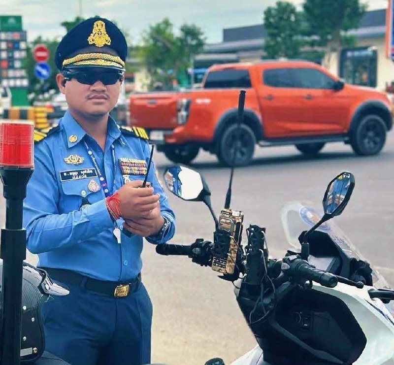 内政部长苏速卡公开表彰金边交警,因其协助孕妇及时送医,展现了