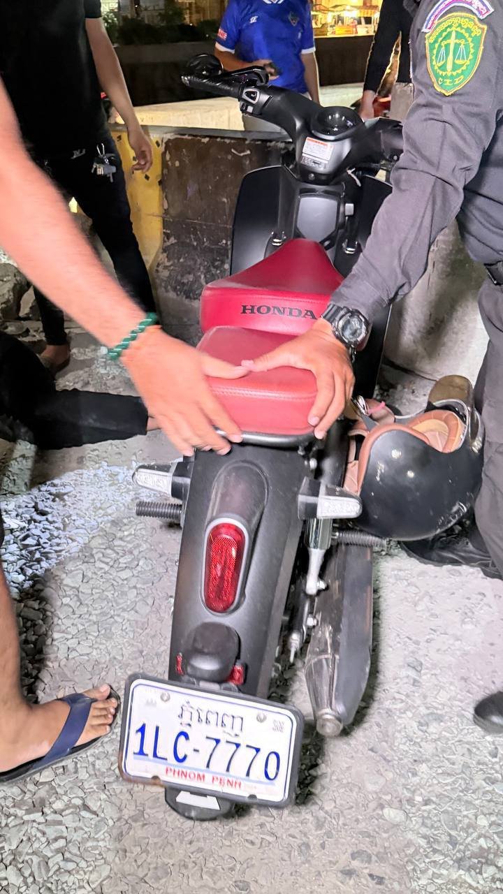 金边Sony路发生摩托车撞隔离墩事故 驾驶员受伤