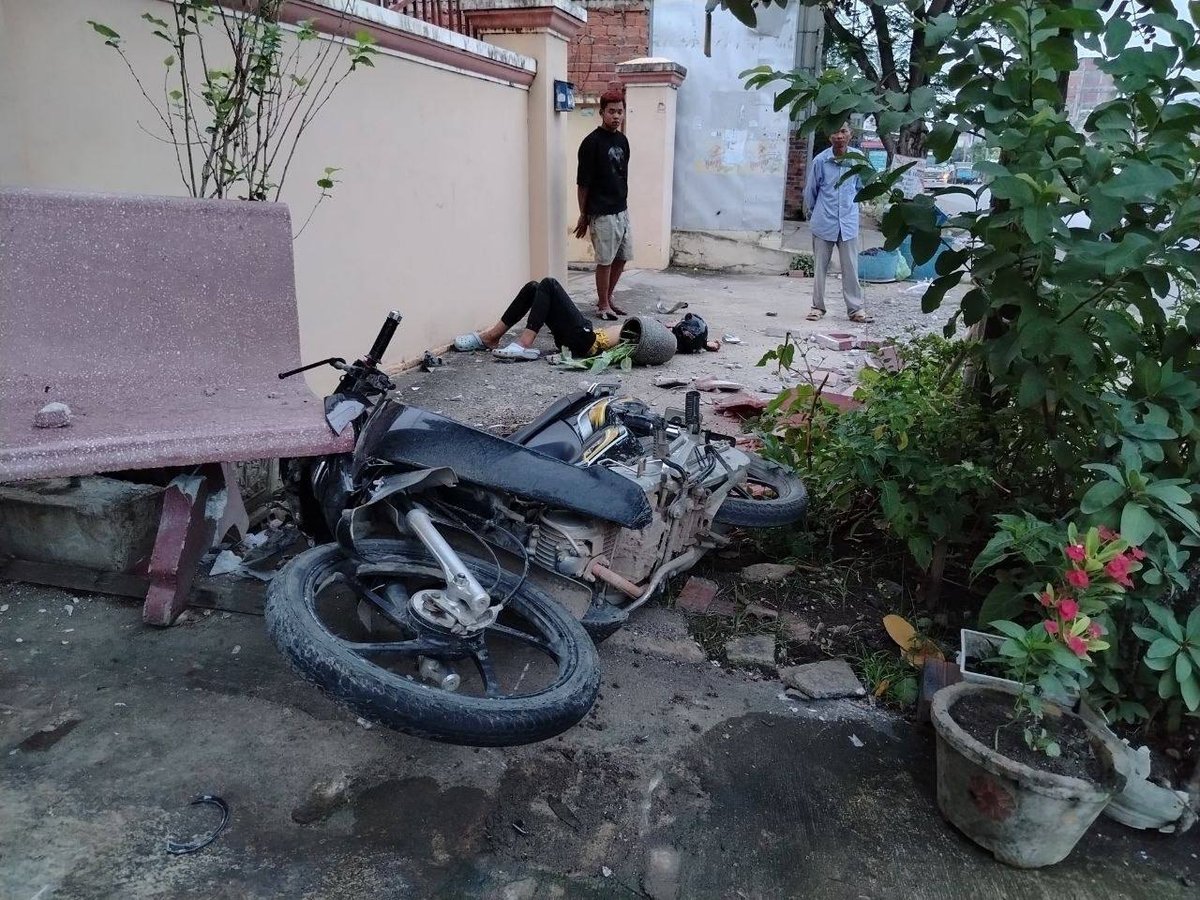 马德望发生摩托车自撞事故 骑手重伤送医