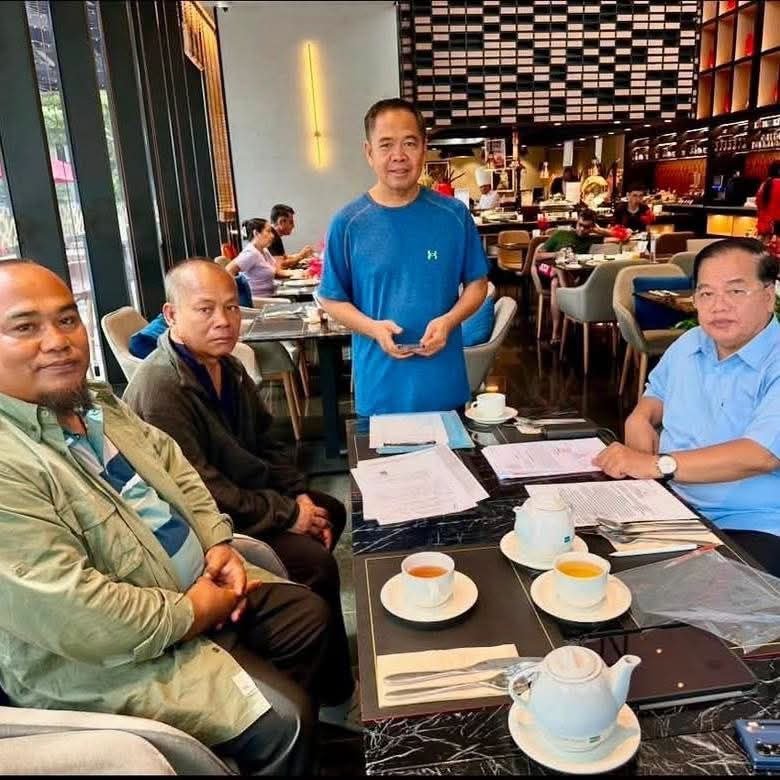 奥斯曼哈桑于9月5日会见此前被误抓并羁押一年多的男子