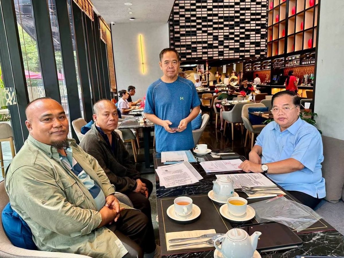 奥斯曼哈桑于9月5日会见此前被误抓并羁押一年多的男子