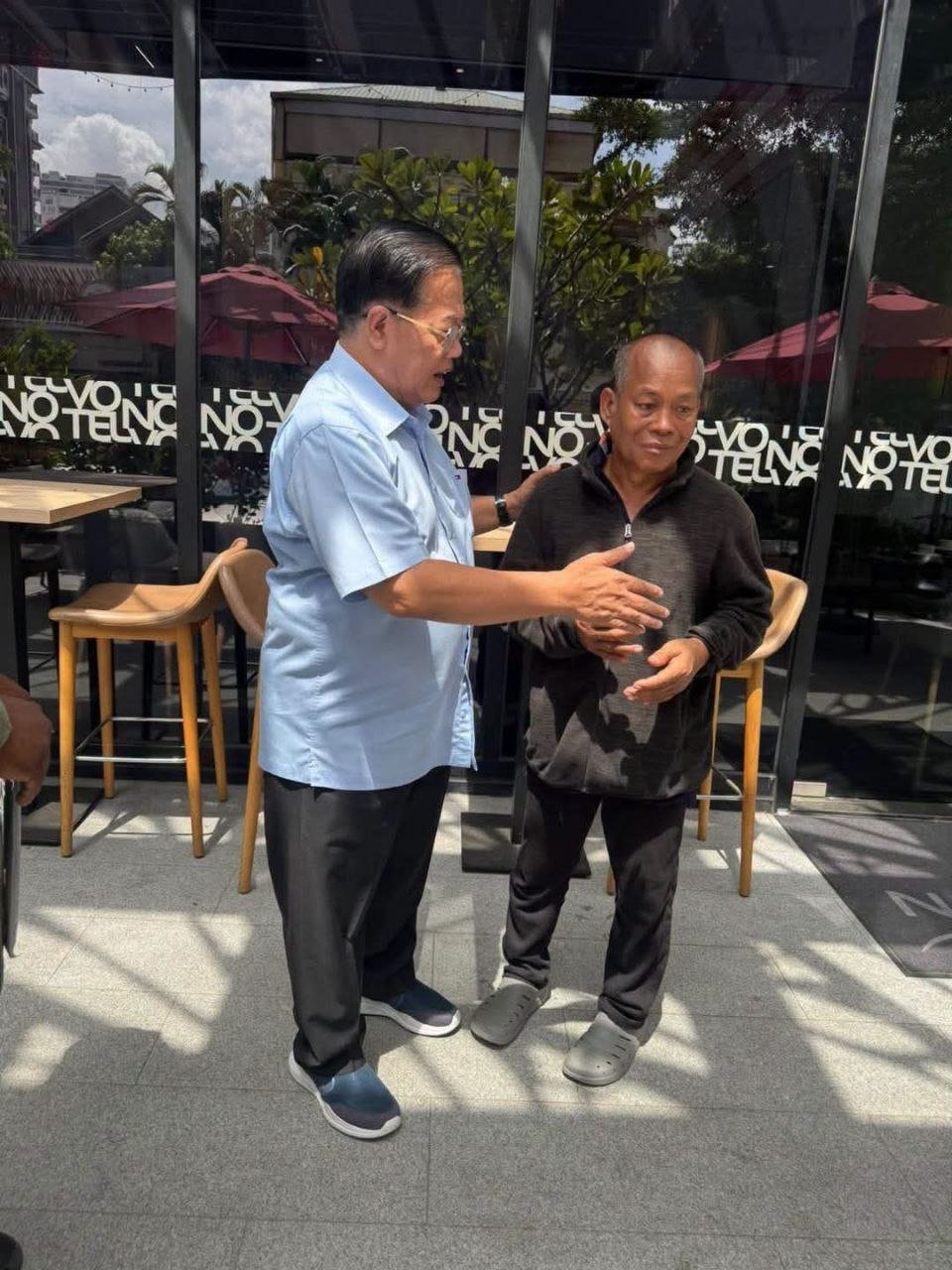 奥斯曼哈桑于9月5日会见此前被误抓并羁押一年多的男子