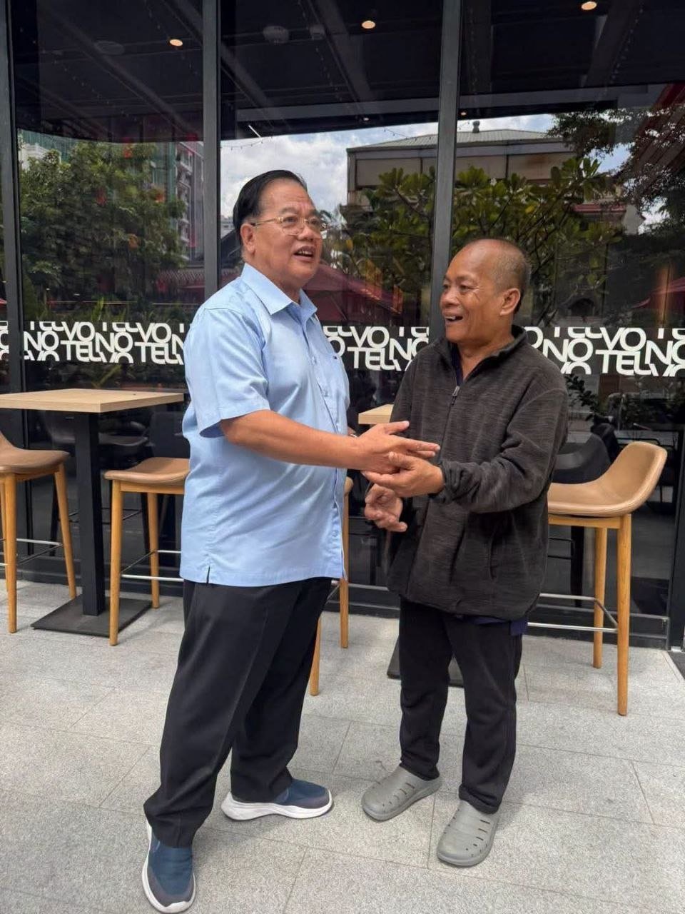 奥斯曼哈桑于9月5日会见此前被误抓并羁押一年多的男子