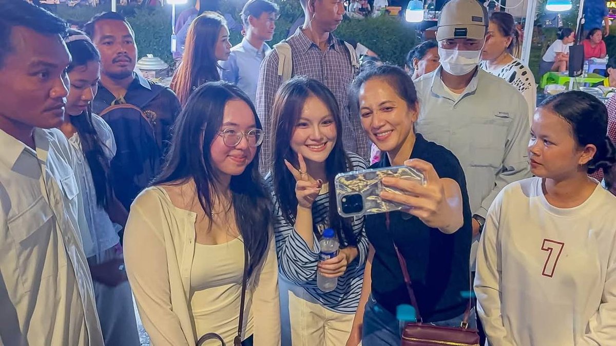 洪玛奈总理携家人现身金边步行街 与民众亲切互动