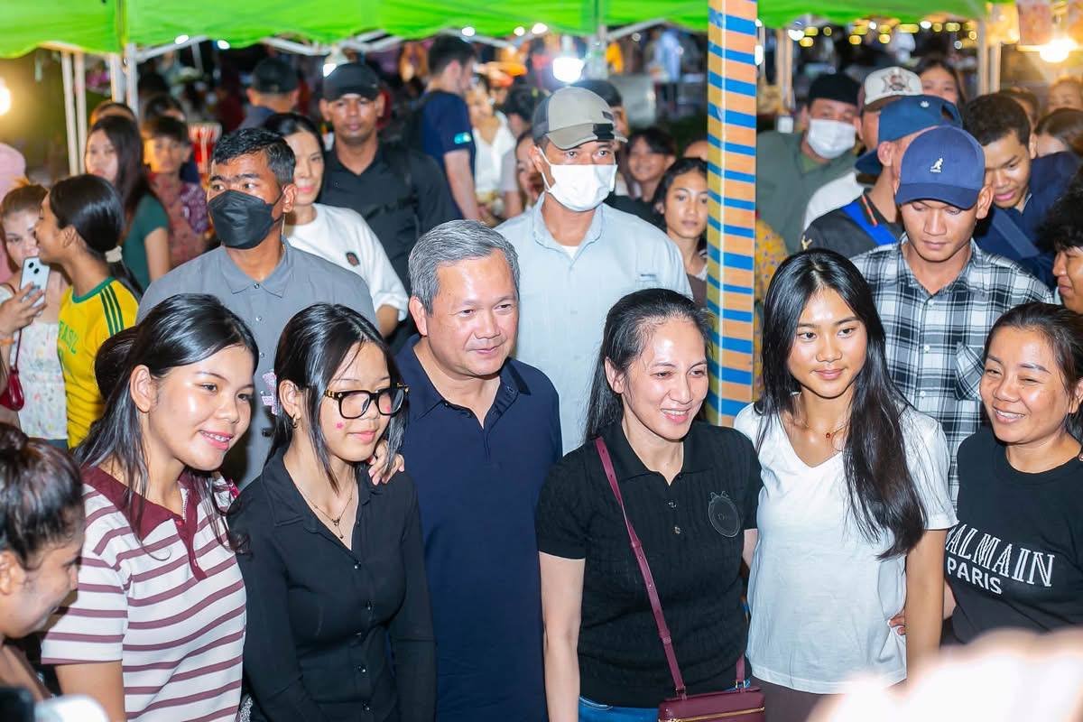 洪玛奈总理携家人现身金边步行街 与民众亲切互动