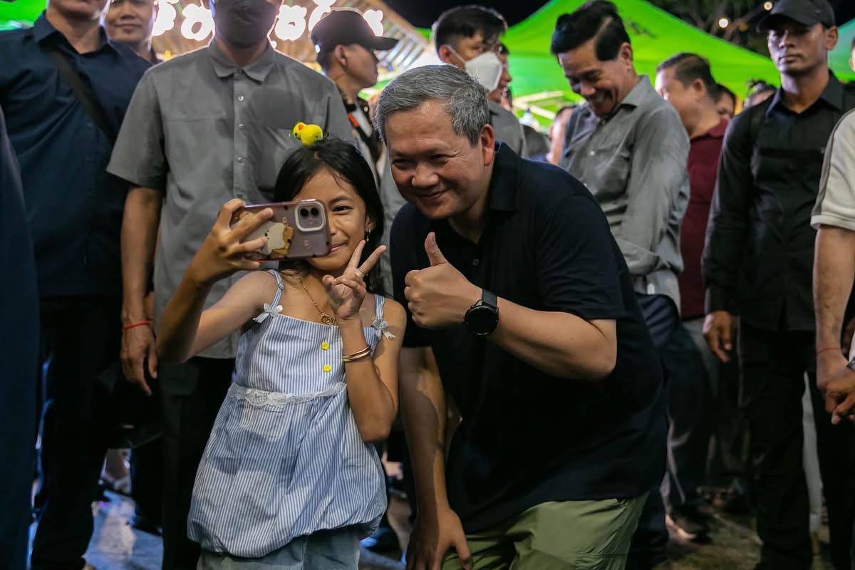 洪玛奈总理携家人现身金边步行街 与民众亲切互动