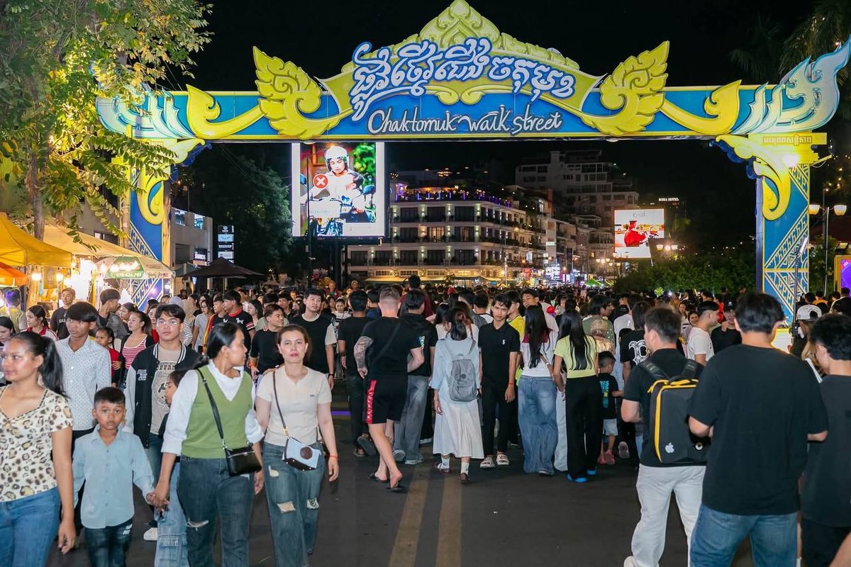 洪玛奈总理携家人现身金边步行街 与民众亲切互动