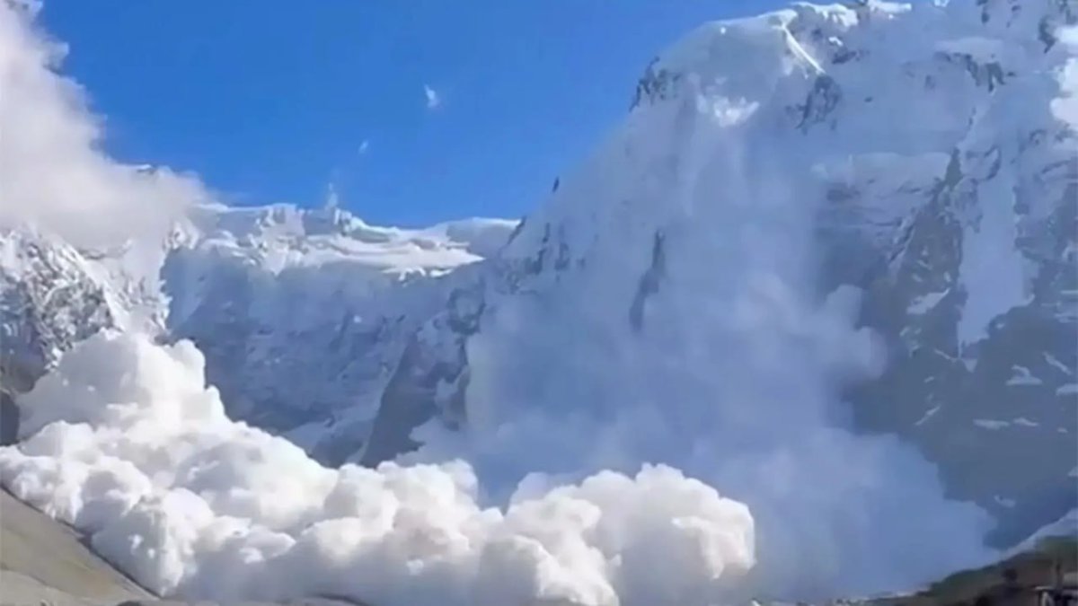 俄罗斯发生雪崩事故致11人遇难 6人受伤