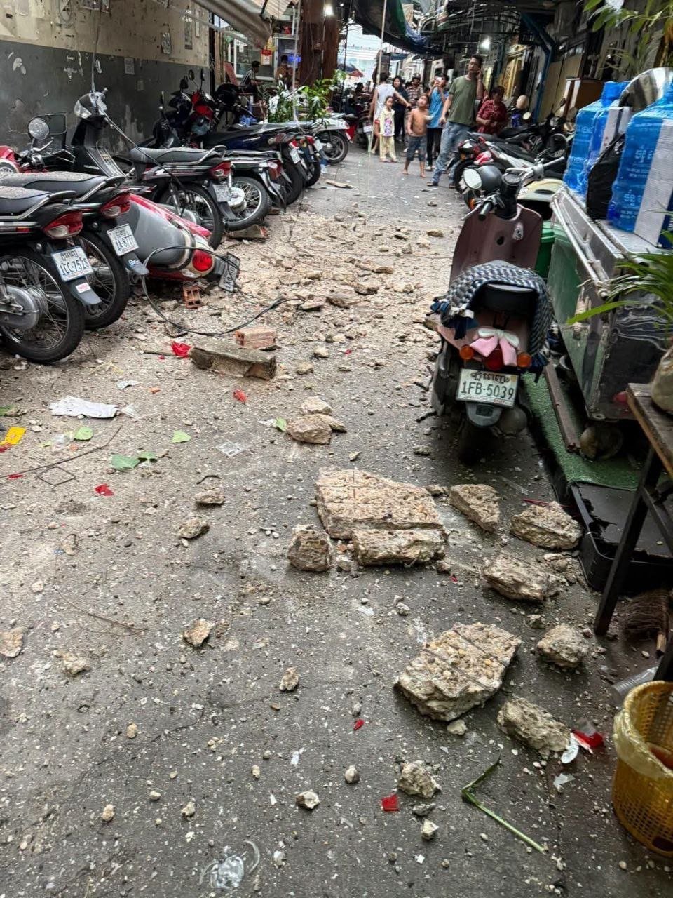金边7玛卡区一栋老旧建筑发生混凝土脱落事故,相关部门已介入检