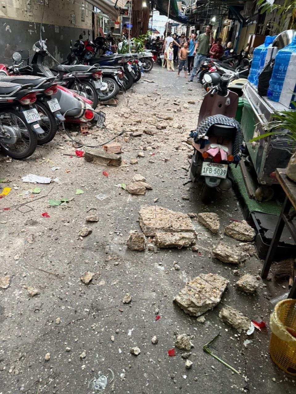 金边7玛卡区一栋老旧建筑发生混凝土脱落事故,相关部门已介入检