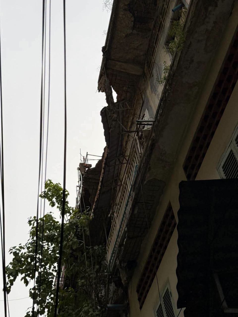 金边7玛卡区一栋老旧建筑发生混凝土脱落事故,相关部门已介入检