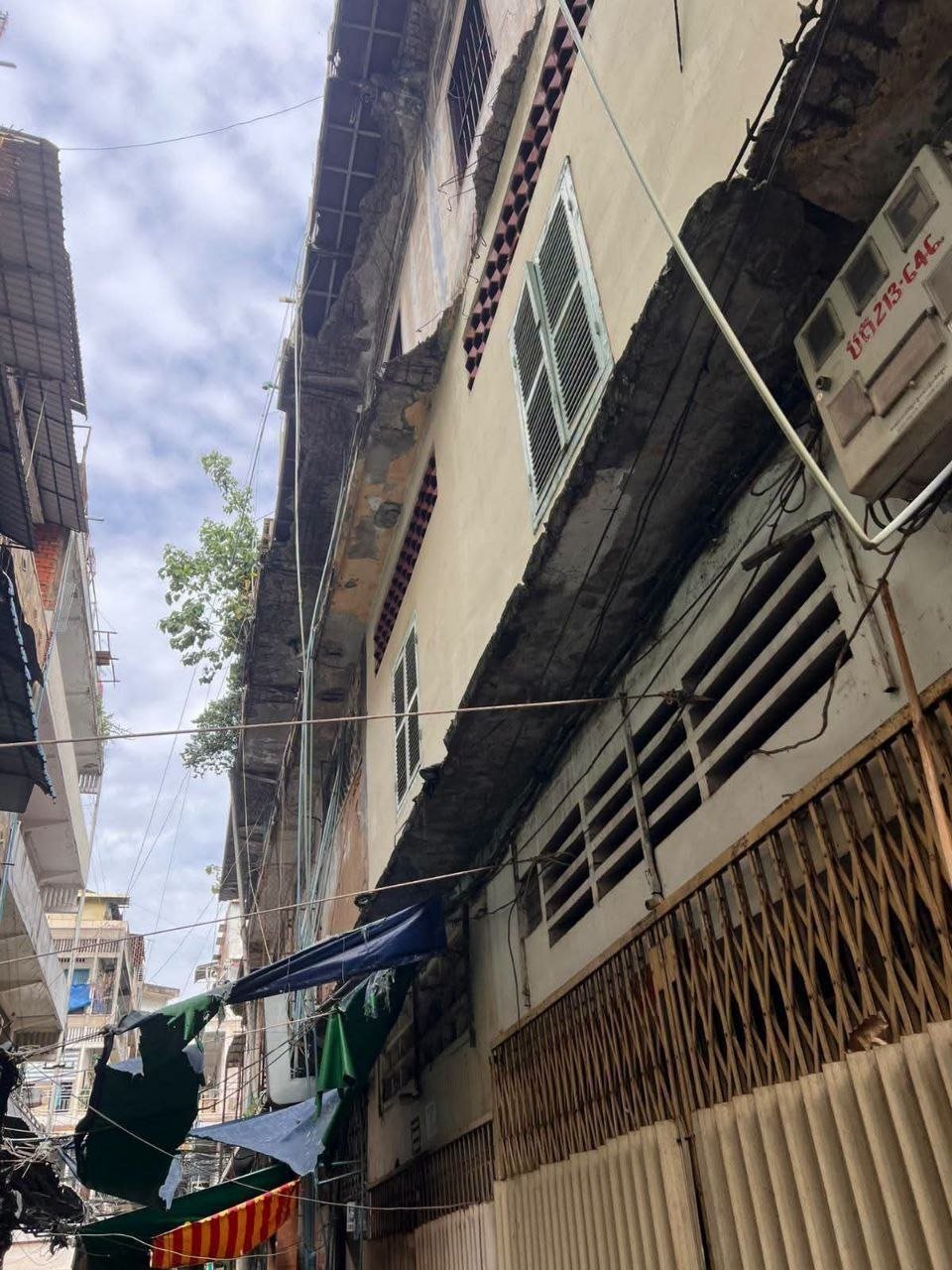金边7玛卡区一栋老旧建筑发生混凝土脱落事故,相关部门已介入检