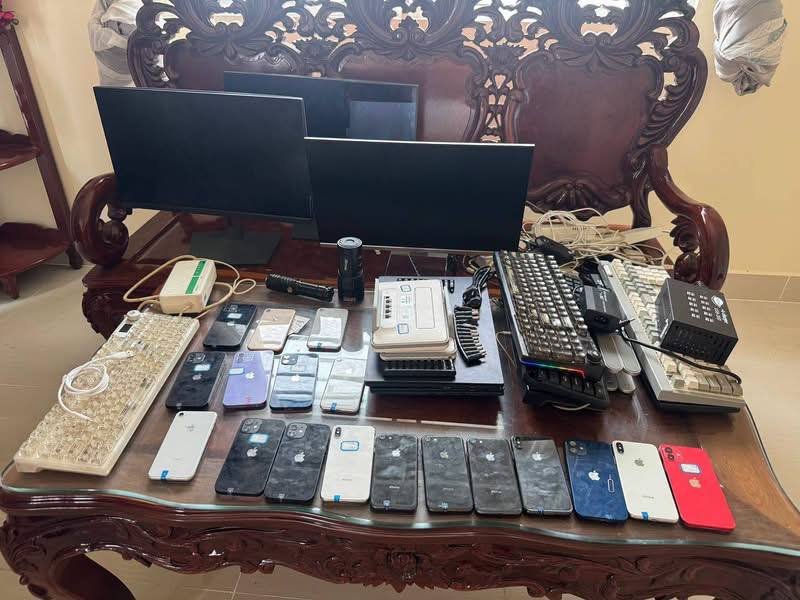 金边警方于9月8日突袭3处网络诈骗窝点,逮捕32名嫌疑人并查