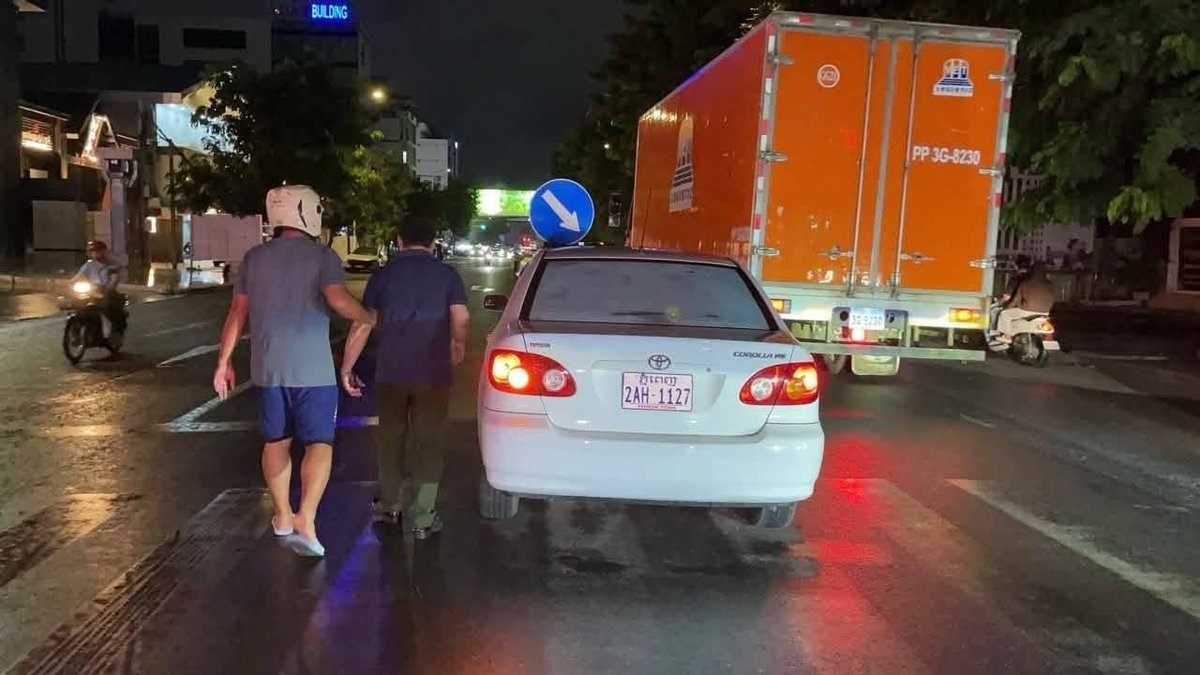 9月9日晚,一辆轿车在堆谷区撞上路中石墩后逃逸,警方正在调查