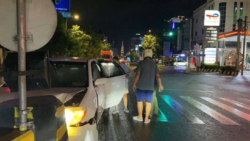 9月9日晚,一辆轿车在堆谷区撞上路中石墩后逃逸,警方正在调查