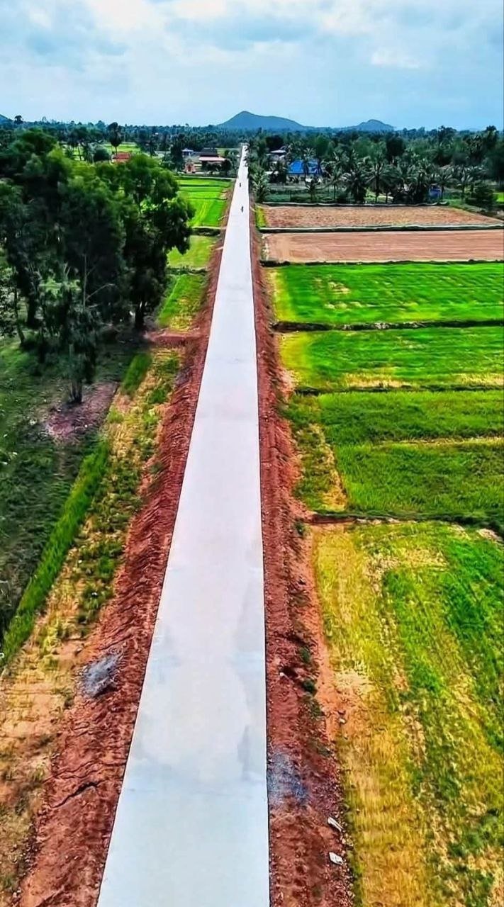 贡布省安格尔杰县新修2公里混凝土道路