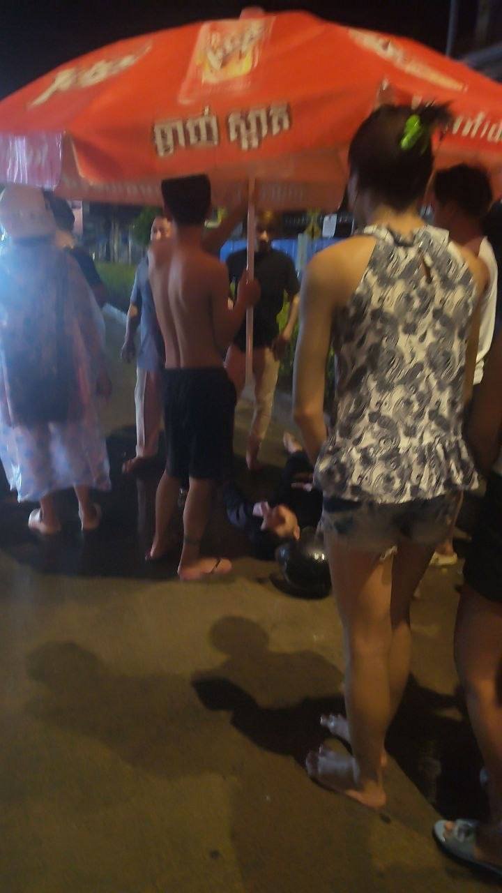 金边昂达明路口发生一起交通事故，现场呼叫救护车进行救援