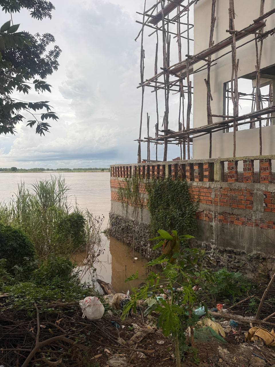 特本克蒙省民众对河岸边的一处大型建筑表示质疑,怀疑其未获合法