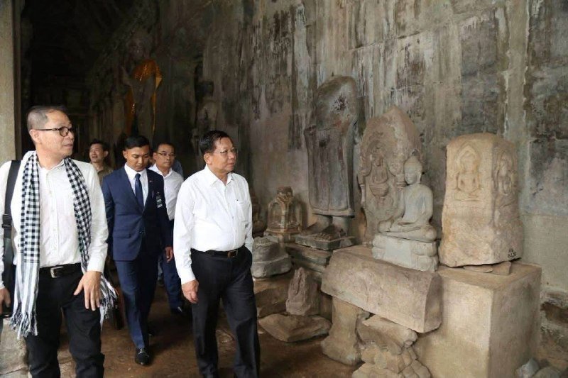 缅甸总统访柬 赴暹粒参观吴哥窟与巴戎寺