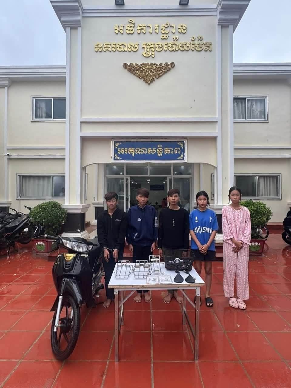 波贝警方抓获5名涉嫌抢劫摩托车的青少年团伙