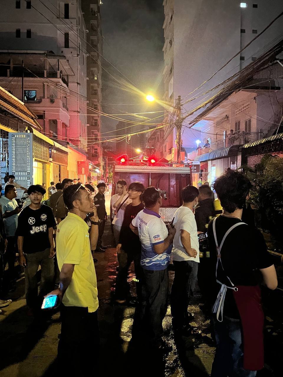 针对俄罗斯市场附近的火灾,金边消防部门已投入专业力量进行紧急