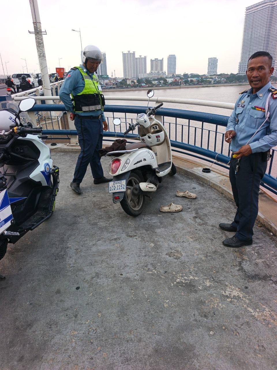 水净华大桥发生人员坠河事件 现场遗留摩托车