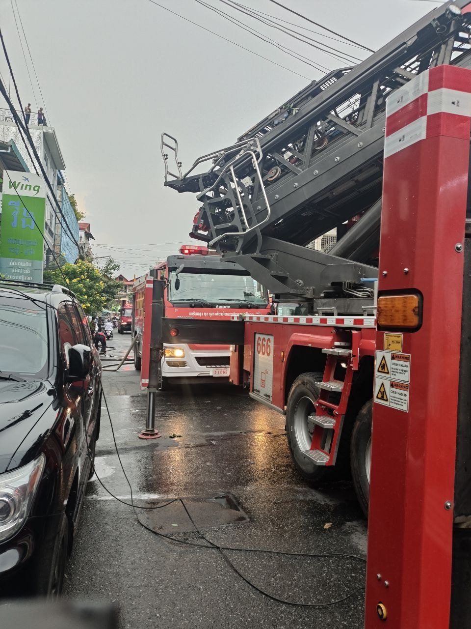 万景岗区一民宅突发火灾 消防部门正在现场紧急扑救