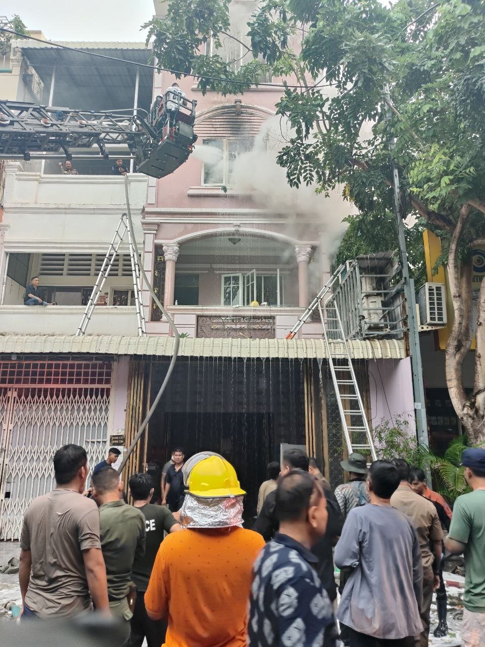 万景岗区一民宅突发火灾 消防部门正在现场紧急扑救
